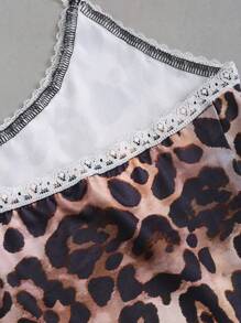 Flirla Camiseta sin tirantes con abertura en el cuello, estampado de leopardo, parche y volantes en el bajo para mujer
