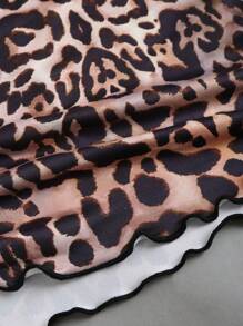 Flirla Camiseta sin tirantes con abertura en el cuello, estampado de leopardo, parche y volantes en el bajo para mujer