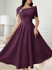 Modelyn Damen Sommer Kleid mit asymmetrischem Ausschnitt, Rüschen-Dekor und kurzen Ärmeln, elegantes Sommerkleid, Partykleid, Abendkleid - Violett - Übersicht 4