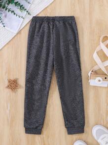 SHEIN Spodnie dresowe Young Boy Casual Sports z kontrastującymi kolorami boków i białym pasem. Kontrastujące kolory boków dodają spodniom dynamiki i mody, pokazując wyjątkowy styl noszenia. Proste i modne, odpowiednie do codziennego wypoczynku i odzieży sportowej, odpowiednie na wiosnę, jesień i zimę. Projekt tej pary spodni jest prosty i obszerny, łatwy do dopasowania przy zachowaniu wygody. Takie spodnie to praktyczne elementy garderoby młodych chłopców, dodające im poczucia mody i sportowego stylu do codziennego noszenia.