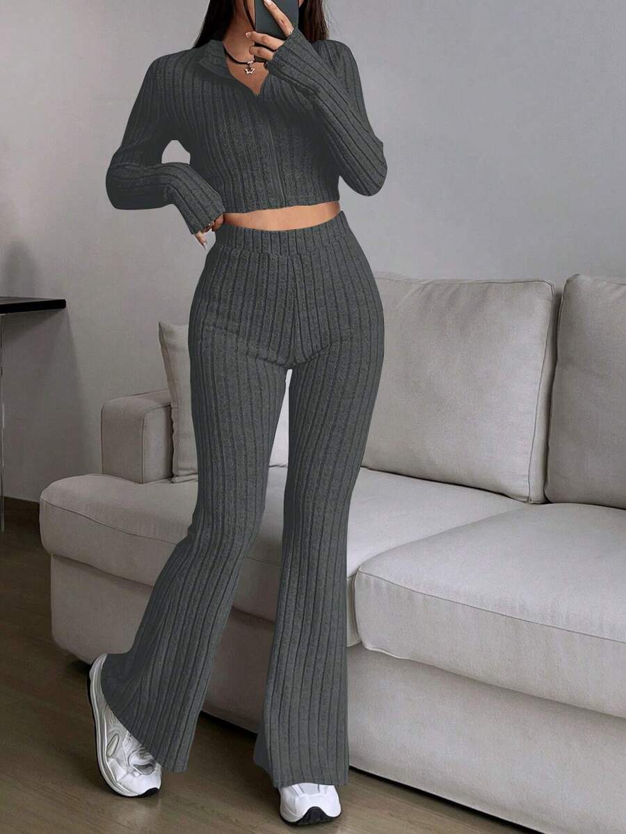 SHEIN EZwear Conjunto de dos piezas de top corto de un solo color y pantalones acampanados - Gris - Ver 1