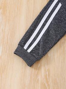 SHEIN Spodnie dresowe Young Boy Casual Sports z kontrastującymi kolorami boków i białym pasem. Kontrastujące kolory boków dodają spodniom dynamiki i mody, pokazując wyjątkowy styl noszenia. Proste i modne, odpowiednie do codziennego wypoczynku i odzieży sportowej, odpowiednie na wiosnę, jesień i zimę. Projekt tej pary spodni jest prosty i obszerny, łatwy do dopasowania przy zachowaniu wygody. Takie spodnie to praktyczne elementy garderoby młodych chłopców, dodające im poczucia mody i sportowego stylu do codziennego noszenia.