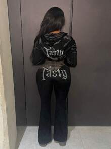 Slaydiva 秋冬休闲简约连帽截短长袖普通肩拉链开衫微喇叭裤Logo标语烫钻水钻黑丝绒女两件套-E - 黑色 - 查看 1