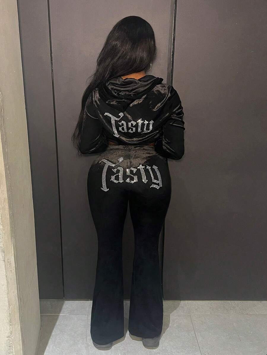 Slaydiva 秋冬休闲简约连帽截短长袖普通肩拉链开衫微喇叭裤Logo标语烫钻水钻黑丝绒女两件套-E - 黑色 - 查看 1