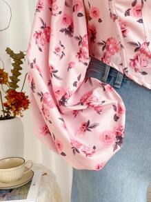 Soleia Blusa romántica con estilo de princesa, manga de farol, dobladillo asimétrico y estampado floral de pequeñas flores en color rosa para mujer de talla grande. Ropa de mujer para otoño, regreso a clases, conciertos, atuendos de despedida de soltera, agradecimiento