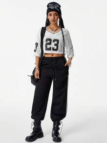 SHEIN Coolane Camiseta de manga corta con estampado de número de carreras de estilo de calle de primavera/verano de mujer, ropa deportiva de calle