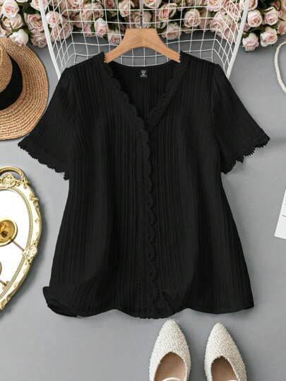 SHEIN LUNE 加大尺碼女性鬆身短袖蕾絲接縫V領襯衫，夏季