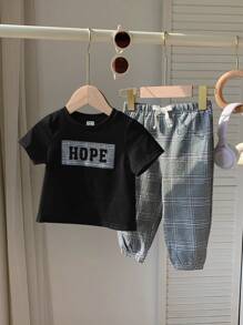 SHEIN 2 件套休闲运动学院风男婴 T 恤和格子裤套装，适合春夏秋季节，圣诞节 - 黑色 - 查看 5