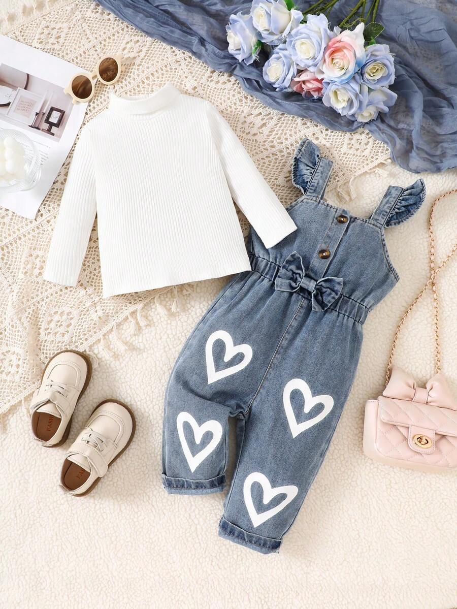 Conjunto de niña bebé con blusa de manga larga de cuello alto de un solo color y mono sin mangas de mezclilla con estampado de corazón con acento de mariposa - Blanco - Ver 1