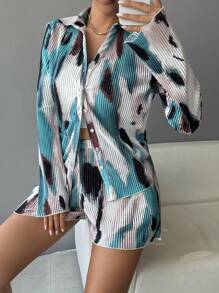 SHEIN Essnce 2 件套女式纽扣长袖全印花上衣和休闲短裤套装 秋季女装 冬季女装 狂欢节服装 办公室服装女士套装 女士套装 淡蓝色衬衫 秋季衬衫 返校衬衫 纽扣衬衫 长袖女式衬衫 褶边短裤 休闲套装 - 彩色 - 查看 1