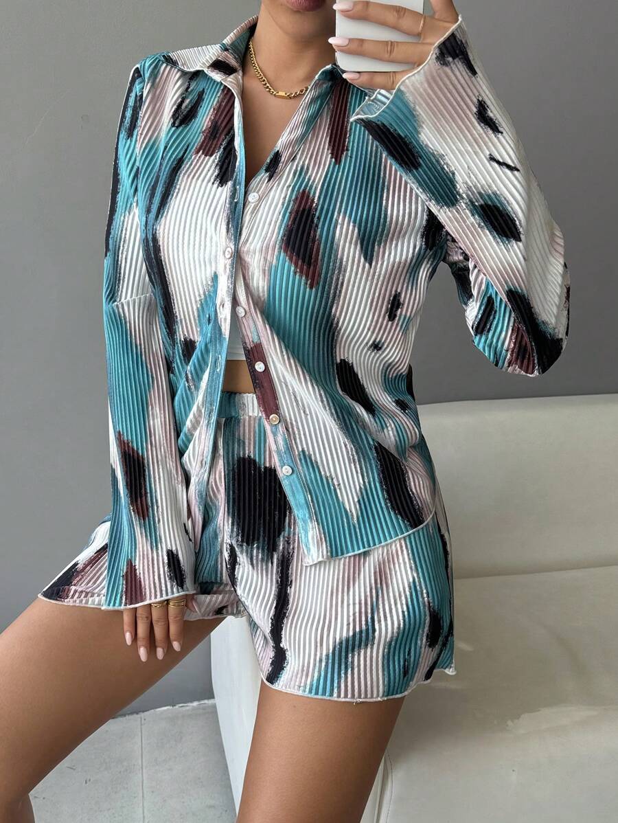 SHEIN Essnce 2 件套女式纽扣长袖全印花上衣和休闲短裤套装 秋季女装 冬季女装 狂欢节服装 办公室服装女士套装 女士套装 淡蓝色衬衫 秋季衬衫 返校衬衫 纽扣衬衫 长袖女式衬衫 褶边短裤 休闲套装 - 彩色 - 查看 1