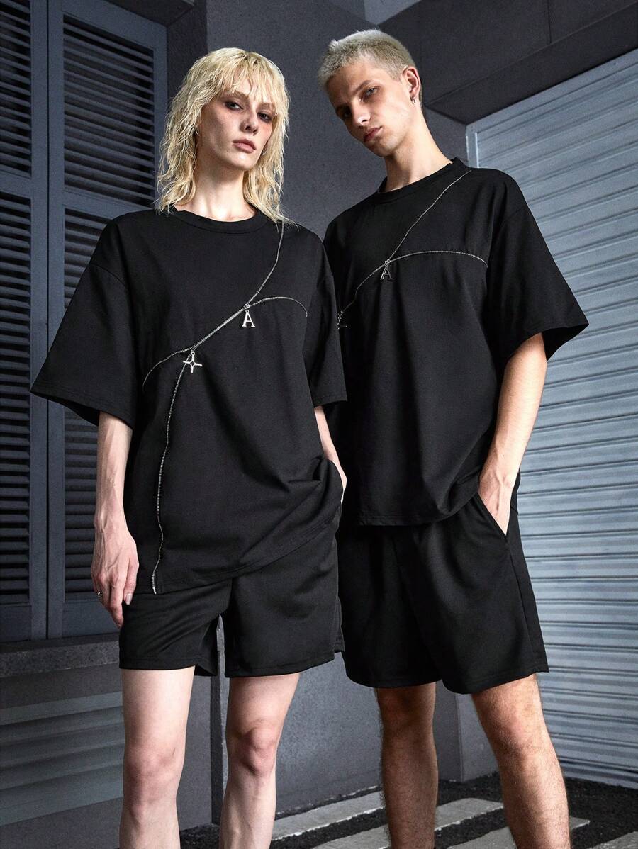 Manfinity VCAY 2 chiếc áo thun nam ngắn tay dệt kim dáng rộng phong cách đường phố có đường viền cổ tròn và quần short xếp nếp dài đến thắt lưng, thích hợp để mặc hàng ngày vào mùa hè - màu đen - Xem 1