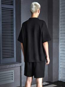 Manfinity VCAY 2 chiếc áo thun nam ngắn tay dệt kim dáng rộng phong cách đường phố có đường viền cổ tròn và quần short xếp nếp dài đến thắt lưng, thích hợp để mặc hàng ngày vào mùa hè - màu đen - Xem 7