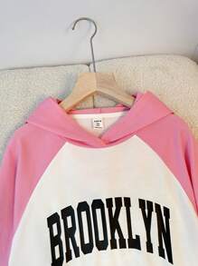 SHEIN Moletom com capuz colorblock para menina adolescente com estampa de fonte em inglês, casual