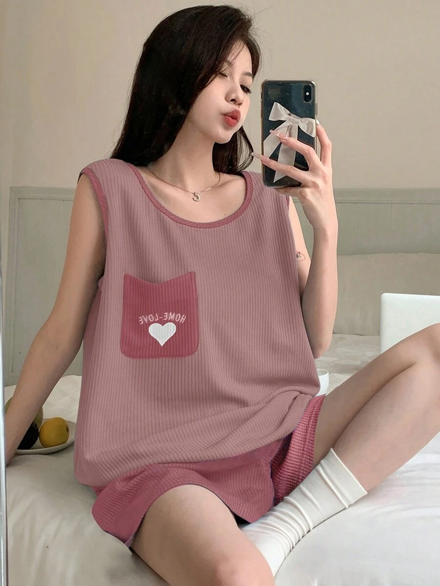 DAZY Màu sắc tương phản đơn giản Trang trí hình trái tim & chữ in Bộ đồ ngủ không tay và quần short - Hồng - Xem 1