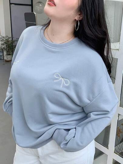 Dazy Plus Sudadera holgada de cuello redondo de manga larga con bordado de lazo, ropa de otoño para tallas grandes