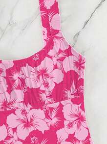Maillot de bain une-pièce slim à fines bretelles avec imprimé floral tout-sur-tout. Tenue de vacances décontractée pour l'été