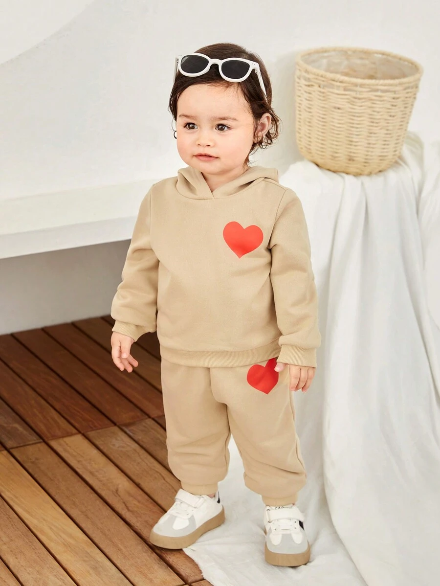 SHEIN Trang phục 2 món thường ngày cho bé gái áo nỉ có mũ in hình trái tim và quần dài, mùa thu đông - Màu Khaki - Xem 1