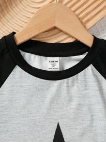SHEIN Conjunto de pijama cómodo y casual de 2 piezas para niña preadolescente con camiseta de manga raglán con patrón de estrellas y mangas de color bloqueado y pantalones cortos de cuadros simples, retardante de llama