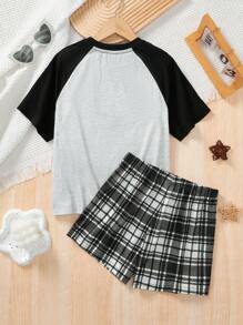 SHEIN Conjunto de pijama cómodo y casual de 2 piezas para niña preadolescente con camiseta de manga raglán con patrón de estrellas y mangas de color bloqueado y pantalones cortos de cuadros simples, retardante de llama