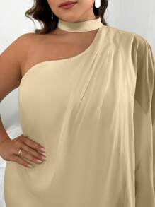 SHEIN Privé Robe blanche élégante plissée en mousseline de soie à épaule unique pour femme grande taille - Nude - Voir 4