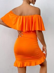 Chiquease 纯色露肩荷叶边下摆修身短裙，休闲日常穿着