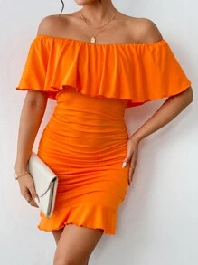 Chiquease 纯色露肩荷叶边下摆修身短裙，休闲日常穿着