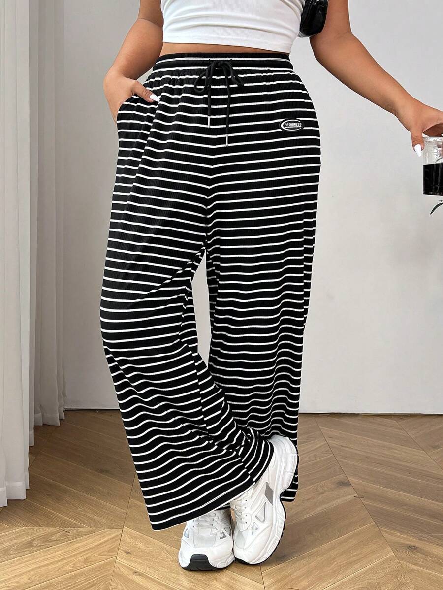 SHEIN EZwear Quần ống đứng lưng cao, rộng rãi, thoải mái mùa hè cỡ lớn dành cho nữ, nền trắng, vải dệt kim sọc đen, có túi - màu đen - Xem 1