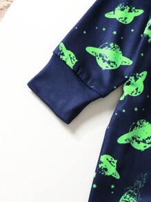 SHEIN 男婴休闲可爱星球数码印花长袖插肩袖连体衣睡衣 - 彩色 - 查看 3