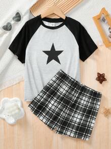 SHEIN Conjunto de pijama cómodo y casual de 2 piezas para niña preadolescente con camiseta de manga raglán con patrón de estrellas y mangas de color bloqueado y pantalones cortos de cuadros simples, retardante de llama