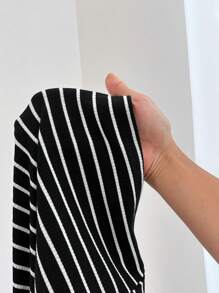 SHEIN EZwear Quần ống đứng lưng cao, rộng rãi, thoải mái mùa hè cỡ lớn dành cho nữ, nền trắng, vải dệt kim sọc đen, có túi - màu đen - Xem 7