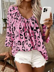 EMERY ROSE Blusa de cuello en V con pliegues, manga 3/4 y estampado de leopardo caqui - Rosa Pálido - Ver 3