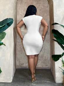 Slaydiva 大码优雅、派对和休闲修身纯粉色迷你连衣裙，带前扭纹、褶皱细节和腰带，适合女士，春夏 - 白色 - 查看 3