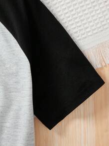 SHEIN Conjunto de pijama cómodo y casual de 2 piezas para niña preadolescente con camiseta de manga raglán con patrón de estrellas y mangas de color bloqueado y pantalones cortos de cuadros simples, retardante de llama
