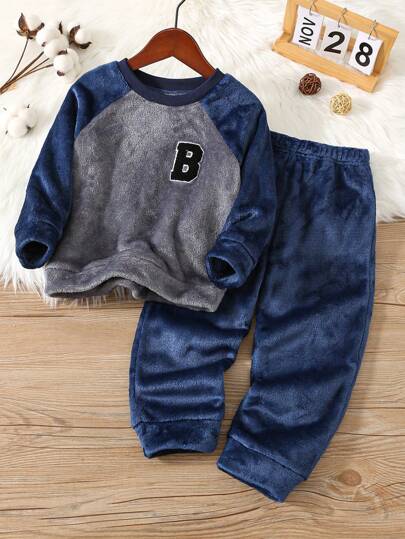 SHEIN 2 件装小男孩图案印花拼色长袖上衣和裤子法兰绒睡衣套装，秋冬