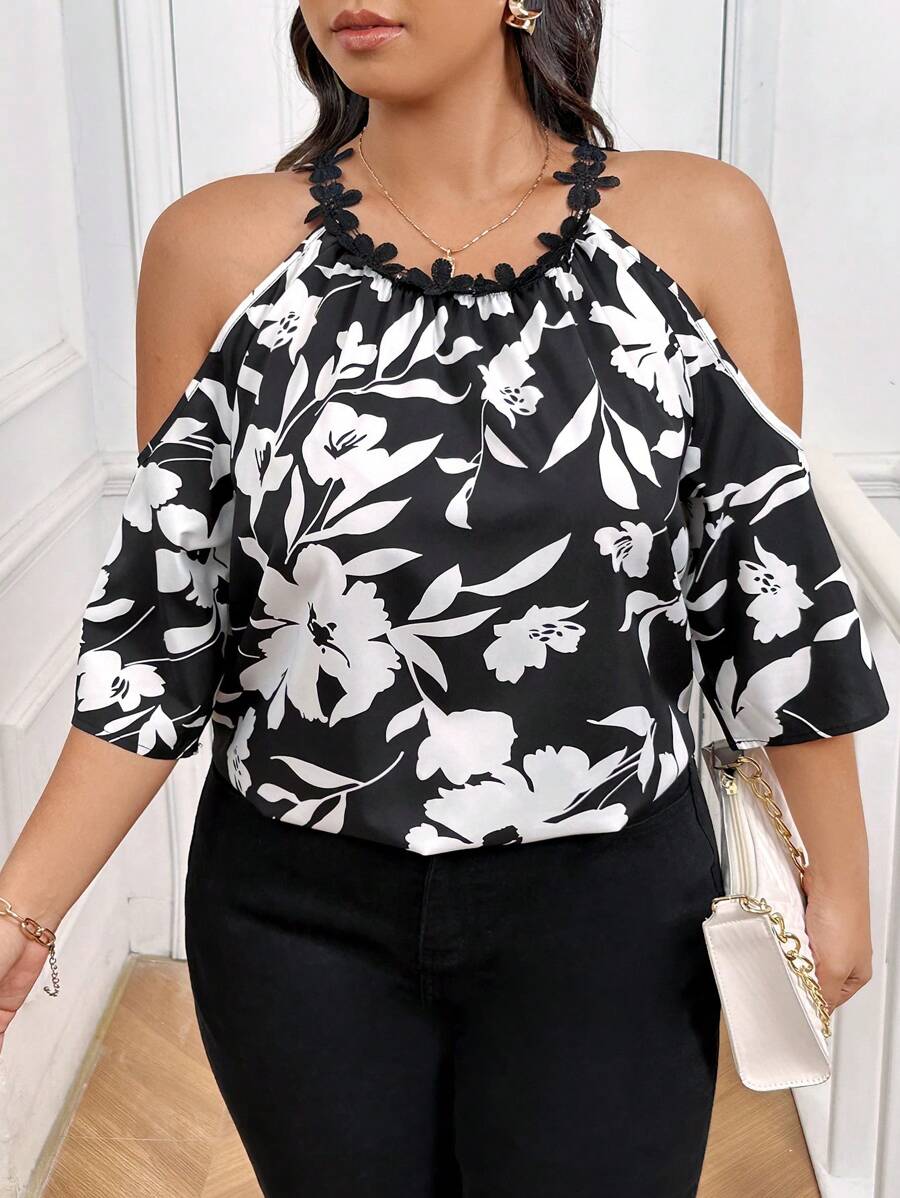 SHEIN Frenchy Blusa con cuello halter, manga corta hueca y estampado floral de talla grande - Negro - Ver 1