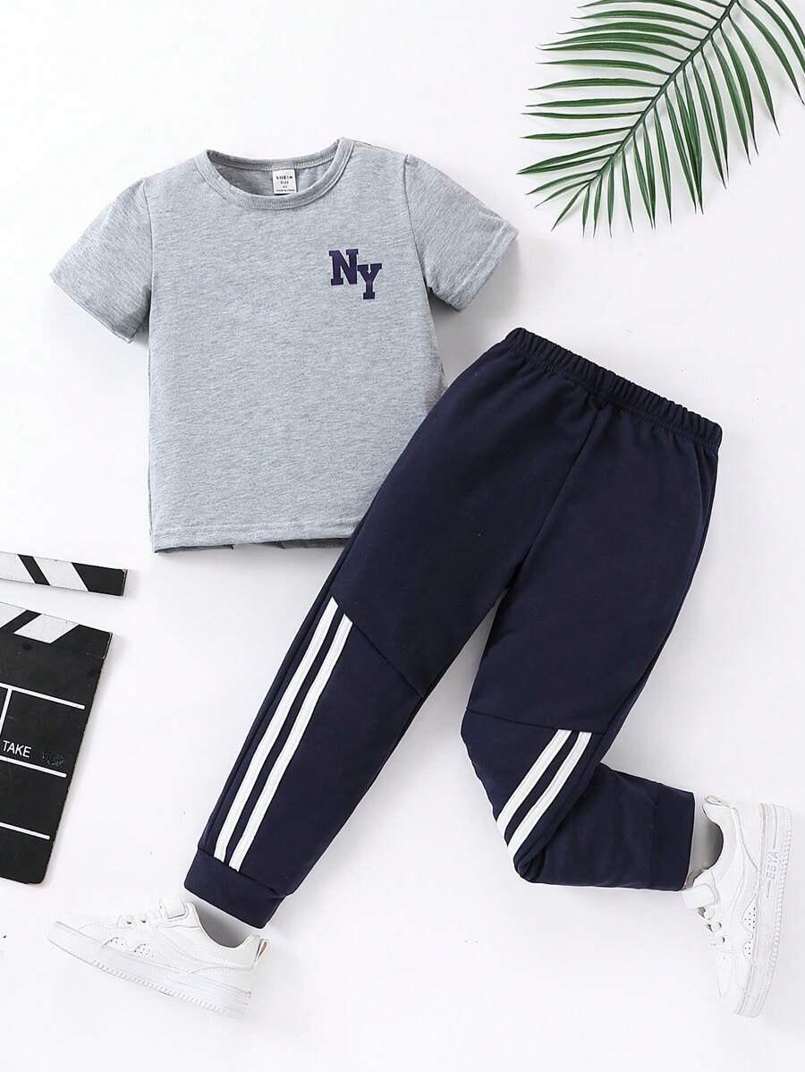 SHEIN 2 件套年轻男孩休闲运动 NY 印花圆领短袖 T 恤和撞色腰带运动裤，适合春/夏/秋季 - 藍色 - 查看 1