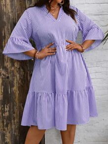 SHEIN Clasi 大码缺口领条纹印花荷叶边下摆休闲连衣裙 - 紫色 - 查看 5