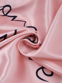 SHEIN Bộ đồ ngủ 3 món cho bé gái tuổi mới lớn - Áo ba lỗ in hình trái tim dây mảnh, quần dài và áo choàng dài tay. Bộ đồ ngủ 3 món cho bé gái tuổi mới lớn này bao gồm Áo ba lỗ in hình trái tim dây mảnh, quần dài phù hợp và áo choàng dài tay. Bộ đồ cung cấp nhiều lựa chọn đa dạng cho đồ mặc ở nhà thoải mái. Áo ba lỗ và quần phù hợp với thời tiết ấm hơn, trong khi áo choàng dài tay mang lại sự ấm áp hơn cho điều kiện mát mẻ hơn. Thiết kế in hình trái tim tạo thêm nét dễ thương, thời trang. Bộ đồ ngủ 3 món này cho phép bé gái tuổi mới lớn thư giãn tại nhà một cách thoải mái và phong cách, điều chỉnh trang phục khi thời tiết thay đổi - Hồng - Xem 4