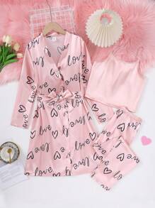SHEIN Bộ đồ ngủ 3 món cho bé gái tuổi mới lớn - Áo ba lỗ in hình trái tim dây mảnh, quần dài và áo choàng dài tay. Bộ đồ ngủ 3 món cho bé gái tuổi mới lớn này bao gồm Áo ba lỗ in hình trái tim dây mảnh, quần dài phù hợp và áo choàng dài tay. Bộ đồ cung cấp nhiều lựa chọn đa dạng cho đồ mặc ở nhà thoải mái. Áo ba lỗ và quần phù hợp với thời tiết ấm hơn, trong khi áo choàng dài tay mang lại sự ấm áp hơn cho điều kiện mát mẻ hơn. Thiết kế in hình trái tim tạo thêm nét dễ thương, thời trang. Bộ đồ ngủ 3 món này cho phép bé gái tuổi mới lớn thư giãn tại nhà một cách thoải mái và phong cách, điều chỉnh trang phục khi thời tiết thay đổi - Hồng - Xem 1