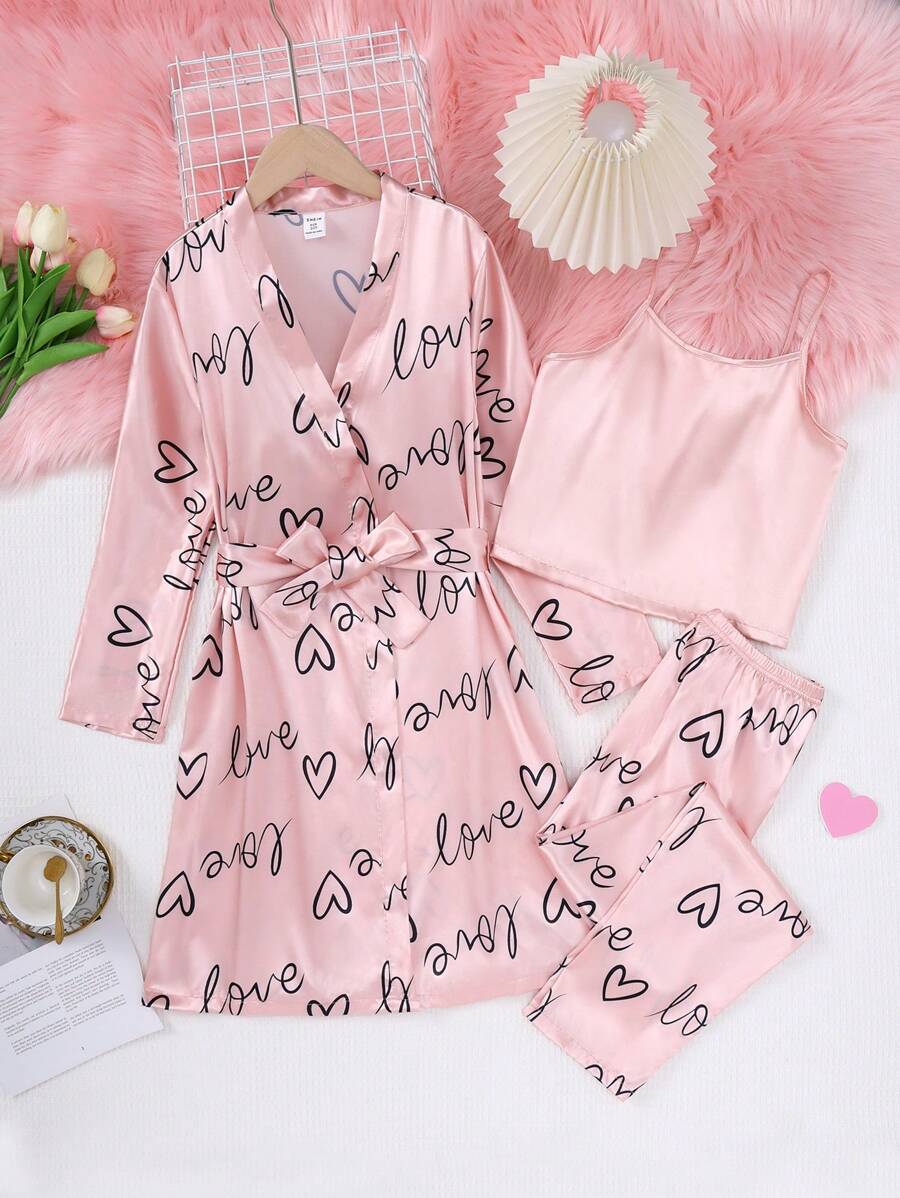 SHEIN Bộ đồ ngủ 3 món cho bé gái tuổi mới lớn - Áo ba lỗ in hình trái tim dây mảnh, quần dài và áo choàng dài tay. Bộ đồ ngủ 3 món cho bé gái tuổi mới lớn này bao gồm Áo ba lỗ in hình trái tim dây mảnh, quần dài phù hợp và áo choàng dài tay. Bộ đồ cung cấp nhiều lựa chọn đa dạng cho đồ mặc ở nhà thoải mái. Áo ba lỗ và quần phù hợp với thời tiết ấm hơn, trong khi áo choàng dài tay mang lại sự ấm áp hơn cho điều kiện mát mẻ hơn. Thiết kế in hình trái tim tạo thêm nét dễ thương, thời trang. Bộ đồ ngủ 3 món này cho phép bé gái tuổi mới lớn thư giãn tại nhà một cách thoải mái và phong cách, điều chỉnh trang phục khi thời tiết thay đổi - Hồng - Xem 1
