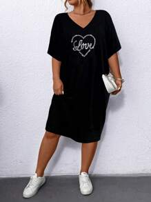 Calvaya 大尺碼女士夏季連衣裙V領蝙蝠短袖T恤裙，鑲有鑽石字母和心形圖案 - 黑色 - 查看 1