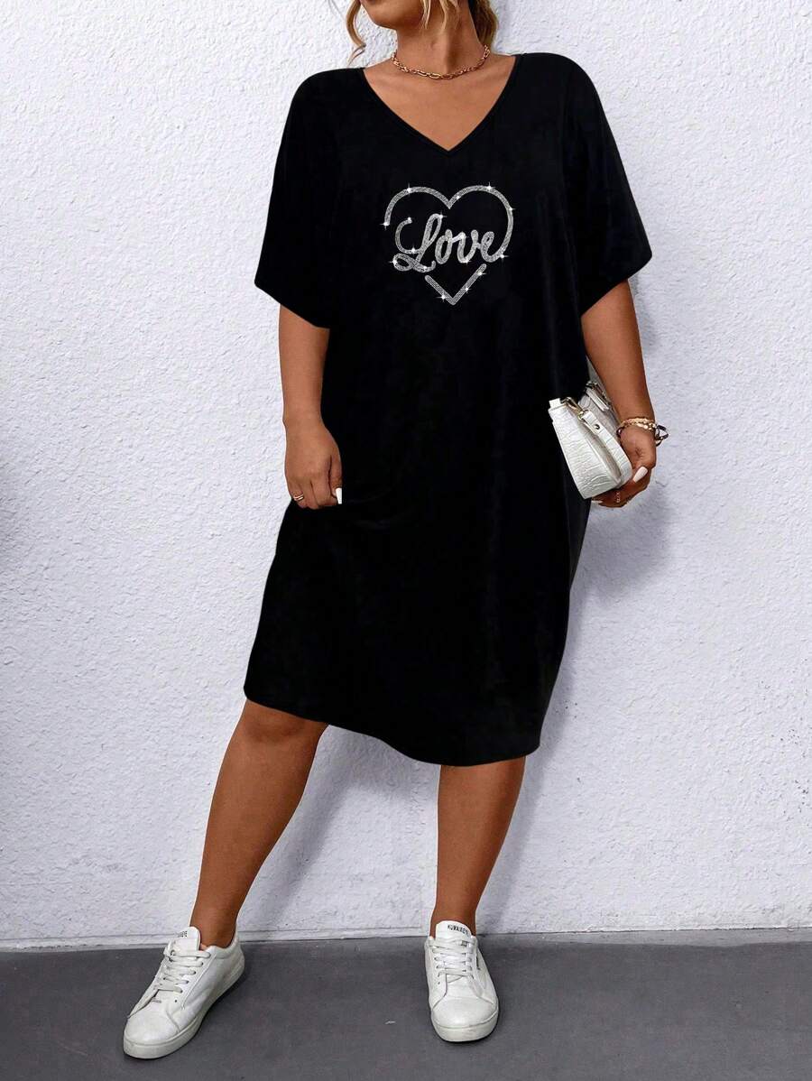 Calvaya 大尺碼女士夏季連衣裙V領蝙蝠短袖T恤裙，鑲有鑽石字母和心形圖案 - 黑色 - 查看 1