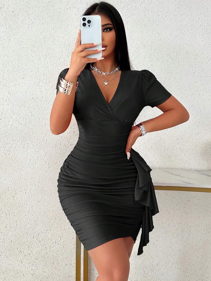 SHEIN SXY Vestido rojo de Navidad con escote profundo en V, sexy, con ribetes de volantes y plisados - Negro - Ver 1