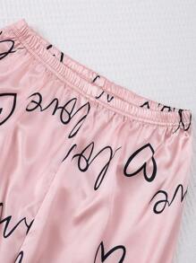 SHEIN Bộ đồ ngủ 3 món cho bé gái tuổi mới lớn - Áo ba lỗ in hình trái tim dây mảnh, quần dài và áo choàng dài tay. Bộ đồ ngủ 3 món cho bé gái tuổi mới lớn này bao gồm Áo ba lỗ in hình trái tim dây mảnh, quần dài phù hợp và áo choàng dài tay. Bộ đồ cung cấp nhiều lựa chọn đa dạng cho đồ mặc ở nhà thoải mái. Áo ba lỗ và quần phù hợp với thời tiết ấm hơn, trong khi áo choàng dài tay mang lại sự ấm áp hơn cho điều kiện mát mẻ hơn. Thiết kế in hình trái tim tạo thêm nét dễ thương, thời trang. Bộ đồ ngủ 3 món này cho phép bé gái tuổi mới lớn thư giãn tại nhà một cách thoải mái và phong cách, điều chỉnh trang phục khi thời tiết thay đổi - Hồng - Xem 3