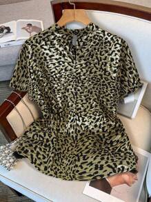 Celure 加大码豹纹立领短袖宽松双肩衬衫 - 銀色 - 查看 2