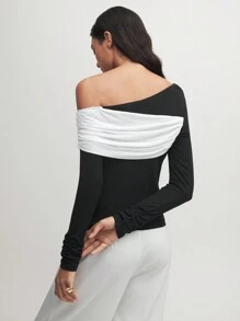 BizChic Blusa de punto de ajuste ceñido con hombro descubierto asimétrico y contraste de color, casual de negocios para mujeres - Blanco y Negro - Ver 3
