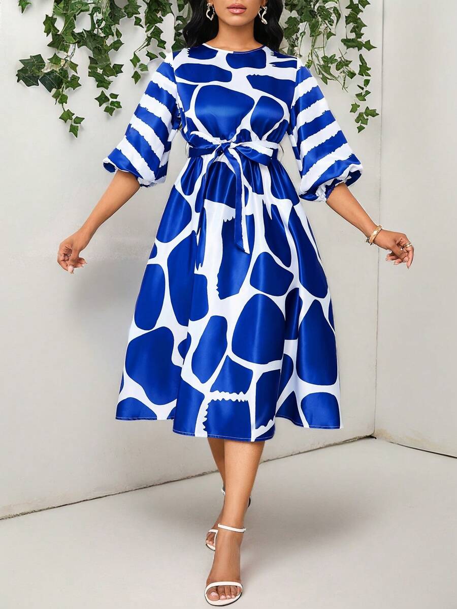 SHEIN Lady Vestido de línea H con estampado geométrico azul y blanco, cinturón con lazo en la cintura y mangas de longitud media para mujer - Azul - Ver 1