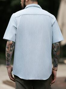 Manfinity Homme 夏季男款細縞拼接領口牛仔襯衫附口袋，休閒風格 - 淺色水洗藍 - 查看 2