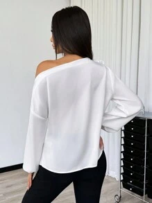 Chiquease بلوزة أنيقة للنساء بأكمام فوانيس ذات زخرفة زهرية ثلاثية الأبعاد وأكتاف غير متماثلة باللون الأحادي